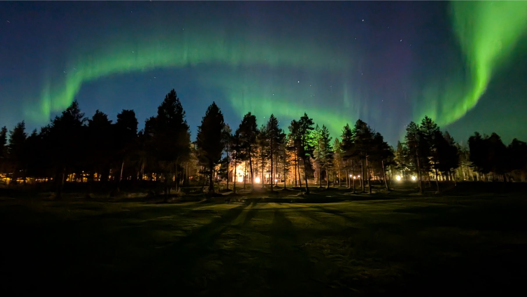 Revontulet Hiihtogreenin yllä Levillä